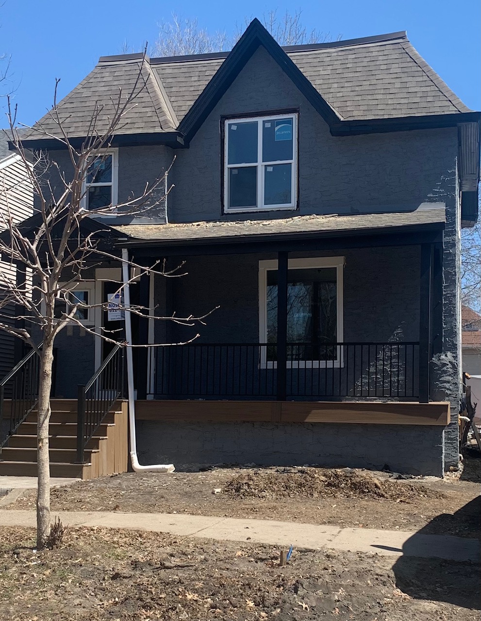 1086 16 front of house.jpg